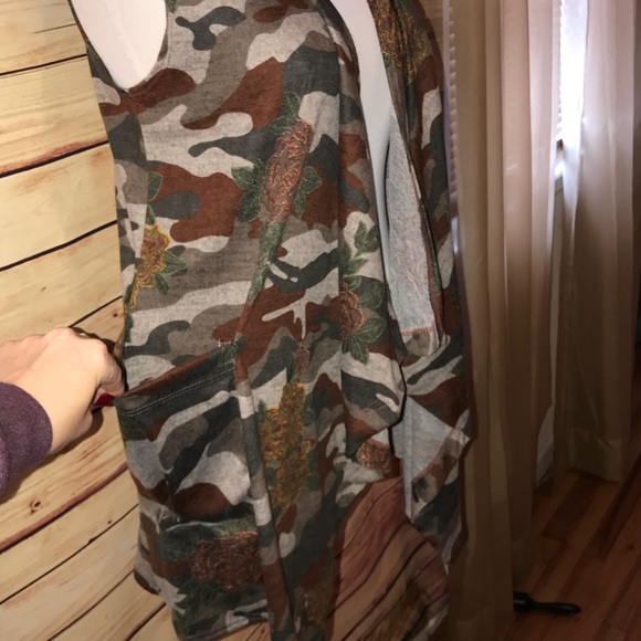 🆕 FREE!!! Draped Camo/Bronze Rose Cascade Vest - Picture 5 of 7